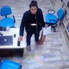 Kadın hırsız cami kütüphanesinden telefon çaldı