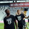 Beşiktaş ısınmaya 'Bırakmam Seni' tişörtleriyle çıktı Beşiktaş ısınmaya 'Bırakmam Seni' tişörtleriyle çıktı
