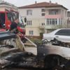 Hurdacılar aracı parçalarken yangın çıktı Hurdacılar aracı parçalarken yangın çıktı