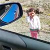 Artvin de jandarmaya selam veren minik kız yürekleri ...