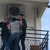 Çocuğunu göremeyince 3. katın balkonunda intihara kalkıştı
