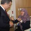 Sağlık Bakanını karşısında gören hasta gözyaşlarına hakim olamadı Sağlık Bakanını karşısında gören hasta gözyaşlarına hakim olamadı