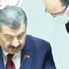 Bakan Koca'nın koronavirüs tedirginliği canlı yayında kameralara takıldı: "Bana yaklaşma" Bakan Koca'nın koronavirüs tedirginliği canlı yayında kameralara takıldı: "Bana yaklaşma"
