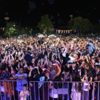 Aynı anda kep atan binlerce öğrenciden coşkulu kutlama Aynı anda kep atan binlerce öğrenciden coşkulu kutlama