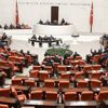 Fenerbahçe logolu maske takan akademisyen TBMM'ye girerken engellendi Fenerbahçe logolu maske takan akademisyen TBMM'ye girerken engellendi