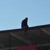 İntihar için çıktığı çatıda, baygınlık geçirdi
