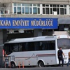 Gözaltına alınan polislerden birisi nezarethanede rahatsızlandı Gözaltına alınan polislerden birisi nezarethanede rahatsızlandı
