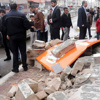 Kaldırımda yürürken üzerine duvar devrildi