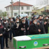 Babasının cenazesini telefondan izleyebildi Babasının cenazesini telefondan izleyebildi