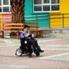 Engelli öğrencinin tekerlekli sandalye sevinci
