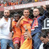 Podolski ve Bruma tribüne girdi Podolski ve Bruma tribüne girdi