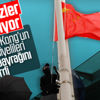 Hong Kong'ta göstericiler Çin bayrağını indirdi