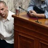 Yunanistan parlamentosunda bakan Varoufakis'in zor anları Yunanistan parlamentosunda bakan Varoufakis'in zor anları