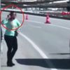 Pitbull cinsi köpeği elinden alınınca başına silah dayadı! O anlar kamerada Pitbull cinsi köpeği elinden alınınca başına silah dayadı! O anlar kamerada