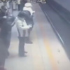 Bir anda tren raylarına atladı Bir anda tren raylarına atladı