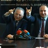 Ekmeleddin İhsanoğlu bozkurt işareti yapamadı Ekmeleddin İhsanoğlu bozkurt işareti yapamadı
