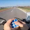 Motosikletle hareket halindeyken rubik küpü çözdü
