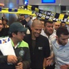 Alex'e coşkulu karşılama Alex'e coşkulu karşılama