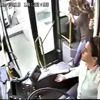 Otobüs şoförü, kalp krizi geçiren yolcuyu hastaneye ... Otobüs şoförü, kalp krizi geçiren yolcuyu hastaneye ...