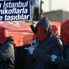 Teröristlerin cenazesinde yüzleri maskeli silahlı grup