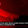 Okmeydanı nda göle dönen yolda mahsur kalan araçlara ... Okmeydanı nda göle dönen yolda mahsur kalan araçlara ...