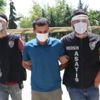 Yolda yürüyen kadının boynundan kolyesini çaldı Yolda yürüyen kadının boynundan kolyesini çaldı
