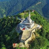 Rize'nin zirvesinde yükselen cami Rize'nin zirvesinde yükselen cami