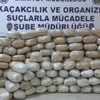 Polisin aracından çıkanlar şoke etti! Polisin aracından çıkanlar şoke etti!