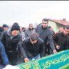 Uğur babasını toprağa verdi Uğur babasını toprağa verdi