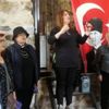 Gökyüzünde süzülüp, sahilde bahar temizliği yaptılar