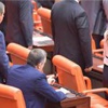 Erdoğan konuşuyorken bir tek o ayağa kalkmadı! Erdoğan konuşuyorken bir tek o ayağa kalkmadı!