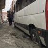 Öğrenci servisi yoldaki ıslak betona battı