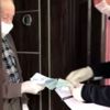 87 yaşındaki şehit babasına maaşını polis ekipleri teslim etti 87 yaşındaki şehit babasına maaşını polis ekipleri teslim etti