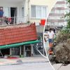 Ağaçlar devrildi, çatılar uçtu Ağaçlar devrildi, çatılar uçtu
