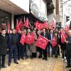 Gençler şehitler için bayrak dağıttı Gençler şehitler için bayrak dağıttı