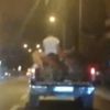 Kamyonun üzerinde şaşırtan görüntü Kamyonun üzerinde şaşırtan görüntü
