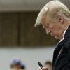 Trump, İncil'i imzaladı! Trump, İncil'i imzaladı!