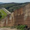 ABD koronavirüs nedeniyle Meksika sınırını kapatıyor