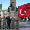Şehitler anısına Taksim’de nöbet tuttular Şehitler anısına Taksim’de nöbet tuttular
