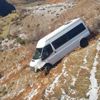 Siirt'te minibüs şarampole yuvarlandı, facianın eşiğinden dönüldü Siirt'te minibüs şarampole yuvarlandı, facianın eşiğinden dönüldü