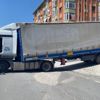 Bariyerlere çarpan TIR yolu kapattı Bariyerlere çarpan TIR yolu kapattı