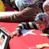 Bebeğinin patiğiyle uğurlandı