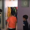 Öğretmenden öğrencilere eğlenceli karşılama