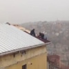 Yürekler ağızlara geldi! Lodosta çatı tamiri Yürekler ağızlara geldi! Lodosta çatı tamiri