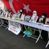 HDP önündeki aileler çocuklarını terörün kirli ellerinden kurtarmakta kararlı HDP önündeki aileler çocuklarını terörün kirli ellerinden kurtarmakta kararlı