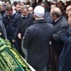 Babası onu öperek toprağa verdi Babası onu öperek toprağa verdi