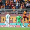 Galatasaray'ın yıldızı Fernando Muslera, Alanyaspor kalecisi Serkan Kırıntılı'nın üzerine yürüdü