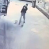 Yoldaki küçük çocuğa inanılmaz dayak Yoldaki küçük çocuğa inanılmaz dayak