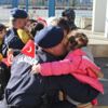 Ellerinde Türk bayraklarıyla jandarmaya koştular Ellerinde Türk bayraklarıyla jandarmaya koştular