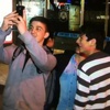 Şüpheli çanta önünde selfie çektiler Şüpheli çanta önünde selfie çektiler
